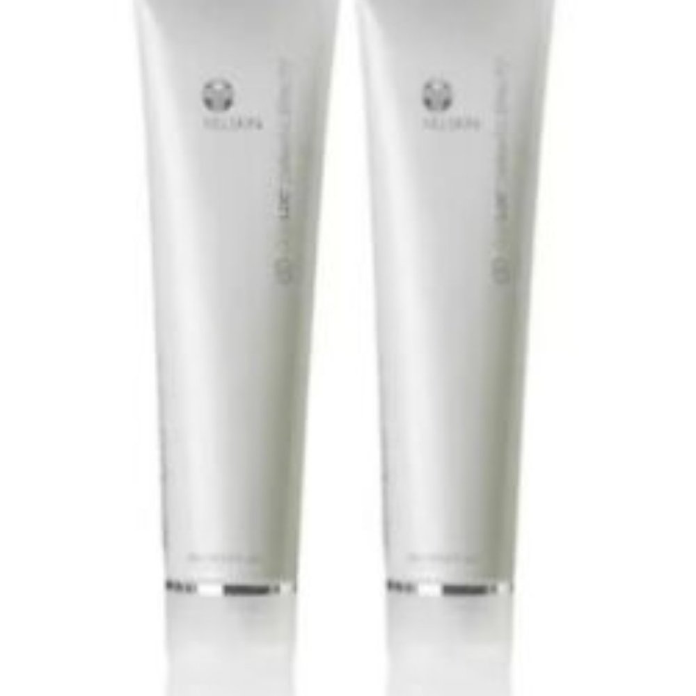 2 Tubes Of Nu Skin Nuskin Ageloc Dermatic Effects + 1 makeup brush  #25